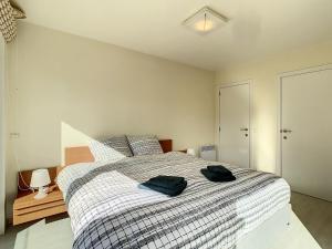 东代恩凯尔克Residentie Laurence - 'SEAGIRL'的一间卧室配有一张床,上面有两条毛巾