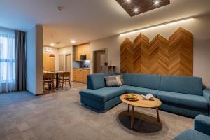 什特尔布斯凯普莱索APLEND Lake Resort的客厅配有蓝色的沙发和桌子