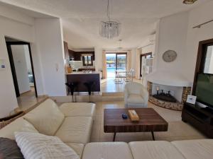 拉基The Belvedere Villa Latchi的客厅配有白色的沙发和桌子