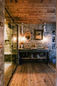 Alzano LombardoAGRITURISMO CA' FENILE的一间铺有木地板的石墙浴室