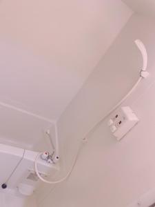 福冈Picoro Hakata - Vacation STAY 11336的白色的客房设有卫生间和白色的天花板