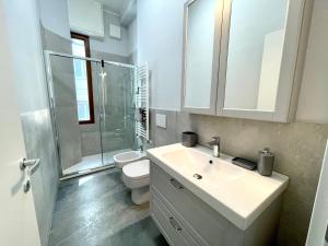 米兰Enzo的一间带水槽、卫生间和淋浴的浴室