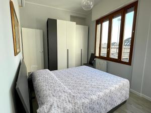 米兰Enzo的一间卧室配有一张床和一个黑色橱柜