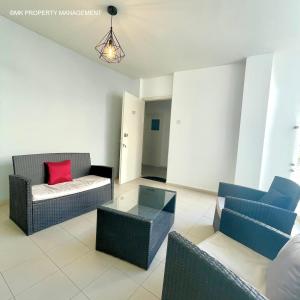 拉纳卡City Flats Apt.C307的客厅配有两张沙发和一张桌子