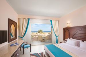 马萨阿拉姆Utopia Beach Club的酒店客房设有一张床,享有海景。