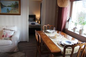 萨翁林纳Casino Islands Retreat的一间带桌椅的用餐室和一间卧室