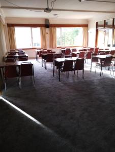 班科里Ravenswood Social Club的空房,配有桌椅和窗户
