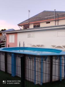 勒穆莱Appartement de 3 chambres a Le Moule a 800 m de la plage avec piscine partagee et jardin clos的大楼前的游泳池