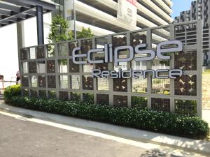 塞贝维Cyberjaya Eclipse 5 Plus 2 PAX Blissful Suite的建筑物入口的标志