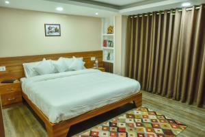 帕坦King Size Bedroom Vacation Home near Patan Durbar的一间卧室配有床和带窗帘的窗户