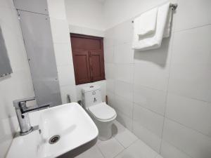 帕坦King Size Bedroom Vacation Home near Patan Durbar的白色的浴室设有卫生间和水槽。