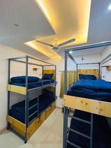 瑞诗凯诗Skyard Premium, Tapovan的天花板客房内的两张双层床