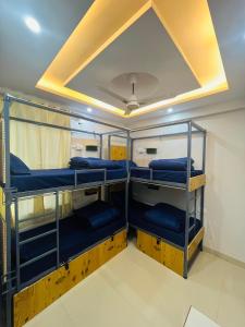 瑞诗凯诗Skyard Premium, Tapovan的一间客房内设有四张双层床的房间