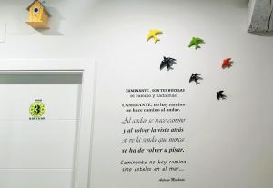 桑坦德Alojamientos Cantíber的墙上挂着蝴蝶标记