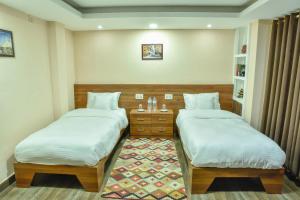 帕坦King Size Bedroom Vacation Home near Patan Durbar的一间带两张床的卧室和地毯