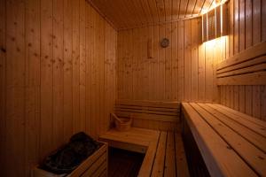 那空拍侬府VELA DHI Nakhon Phanom的木制桑拿浴室设有长凳和浴缸