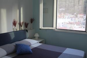 切塔拉Casa Azzurra的一间卧室设有一张床和一个美景窗户。