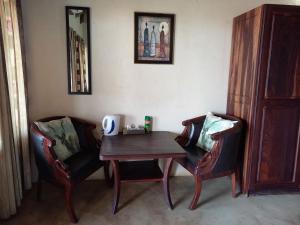 奥乔Okutala Etosha Lodge的一张桌子和两张椅子