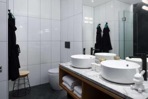 惠灵顿QT Wellington的浴室设有2个水槽和镜子