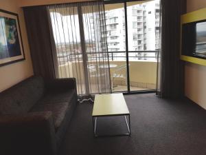 悉尼Parramatta Hotel Apartment的带沙发和咖啡桌的客厅
