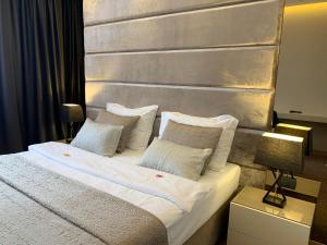 默主歌耶雄狮酒店的一间卧室配有带白色床单和枕头的床。