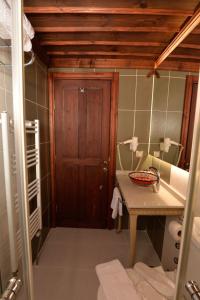 埃斯基谢希尔Arasta Konak Otel的一间带水槽和木门的浴室