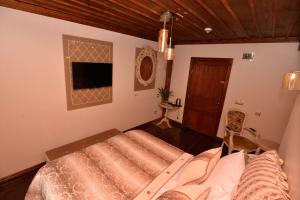 埃斯基谢希尔Arasta Konak Otel的一间卧室配有一张床和一台电视。