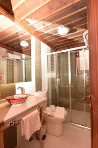 埃斯基谢希尔Arasta Konak Otel的浴室配有卫生间、盥洗盆和淋浴。
