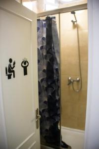 马德里Onefam Sungate的带淋浴和卫生间(男士用)的浴室