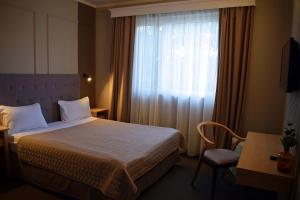 萨图马雷Vila Camino的酒店客房设有床和窗户。