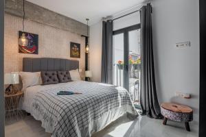 马贝拉Dreams of Marbella的一间卧室设有一张床和一个大窗户