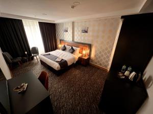 伊斯坦布尔El Emin İstanbul Hotel的酒店客房配有一张床铺和一张桌子。