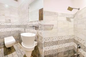 博帕尔FabHotel HTC的一间带卫生间和浴缸的浴室