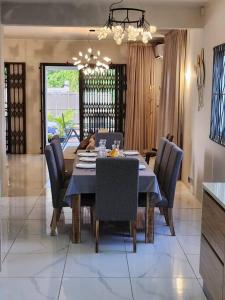 Calodyneluxury cheerful 4 bedrooms villa in Calodyne的餐桌、椅子和蓝桌布