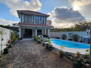 Calodyneluxury cheerful 4 bedrooms villa in Calodyne的后院带游泳池的房子