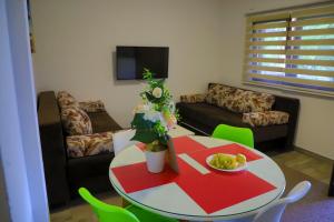 比哈奇Holiday Homes Pozitiva的客厅配有桌子和沙发
