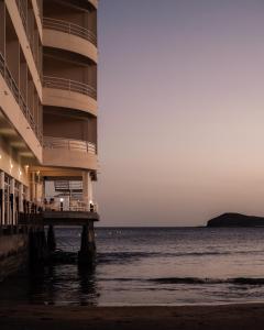 厄尔梅达诺梅达诺酒店的海边的一栋建筑