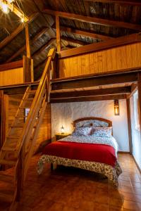 摩亚Casa Rural El Majano的一间带床的卧室,位于带楼梯的房间