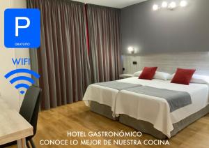 莫萨韦斯莫萨韦斯萨拉曼卡酒店的配有红色枕头的床的酒店客房