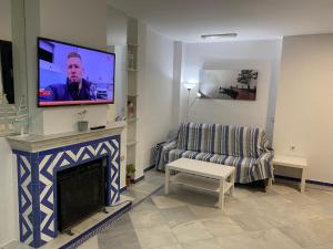 圣玛丽亚港Apartamento Medina Puerto Sherry的客厅设有壁炉和平面电视。