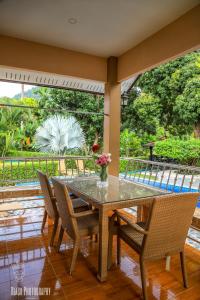 象岛Filou Villas的餐桌和椅子,享有花园的景色