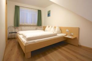 维皮泰诺Residence die Färbe的一间卧室设有床铺和一个带绿色窗帘的窗户。