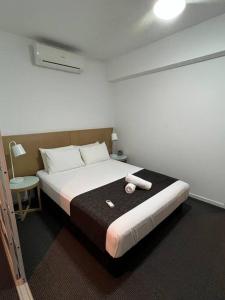 达尔文Pandanas Apt 4 (13th floor with great views)的一间卧室配有一张大床和黑色毯子