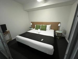 达尔文Pandanas Apt 4 (13th floor with great views)的一间卧室配有一张大床和黑色毯子