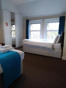 拉格比希尔莫顿庄园酒店的酒店客房带两张床和两个窗户