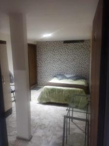 巴西利亚Angel Locação de Quartos的卧室中间设有一张床