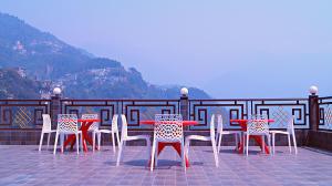 甘托克ShriGo Hotel Gangtok的阳台上的一组桌椅