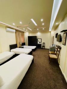 瓦迪穆萨佩特拉埃斯佩兰萨住宿加早餐旅馆的酒店客房设有三张床和电视。