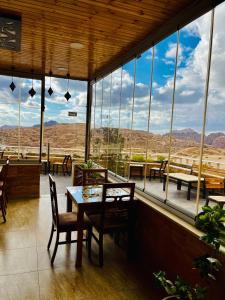 瓦迪穆萨佩特拉埃斯佩兰萨住宿加早餐旅馆的餐厅设有桌椅和窗户。