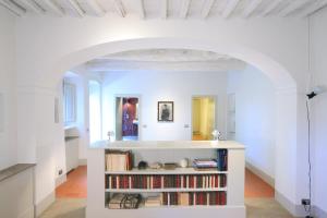基安蒂格雷夫Casolese di Vignamaggio的书架上书架的房间